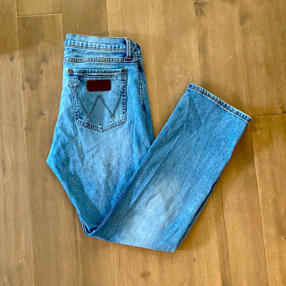 Wrangler retro slim fit jeans in a size 34x32. The wash on these are awesome.EUC